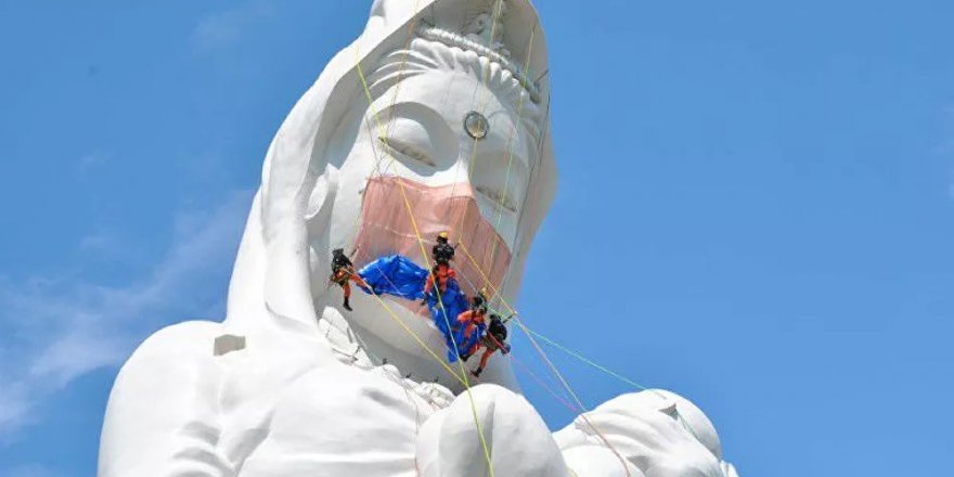 Japonya'da dev tanrıça heykeline, 'koronavirüsün sona ermesi duasıyla' dev maske yerleştirildi