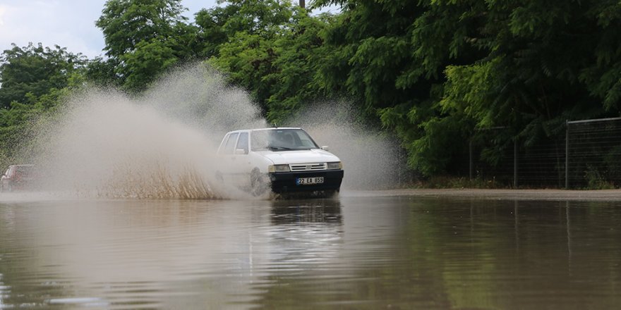 Edirne'de yağmur sonrası yollar göle döndü