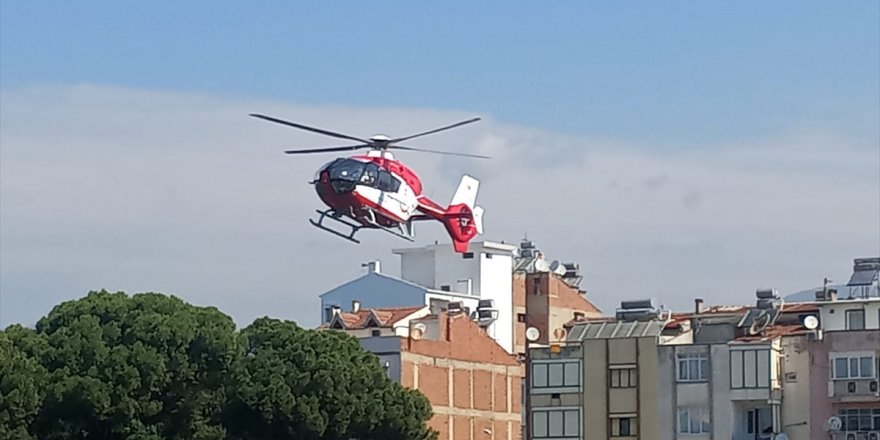 İzmir'de hava ambulansı ayağı tarım makinesine sıkışan çiftçi için havalandı