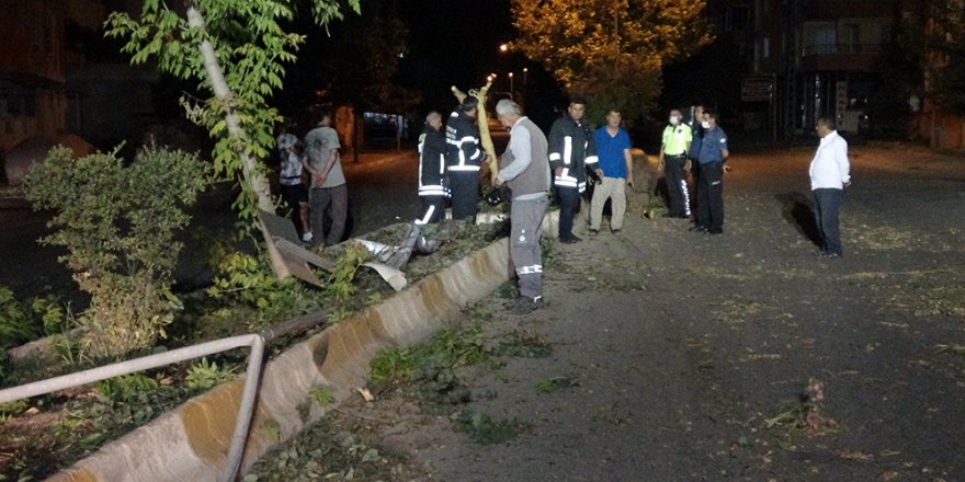 Adıyaman'da işçileri taşıyan otobüs kontrolden çıktı, ortalık savaş alanına döndü: 2 yaralı