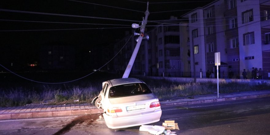 Kütahya'da otomobil elektrik direğine çarptı: 4 yaralı