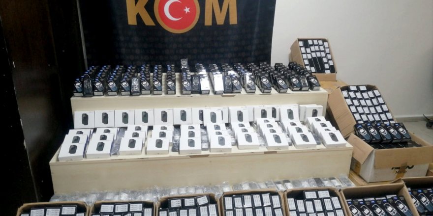 İzmir'de 3 bin 810 kaçak cep telefonu ele geçirildi