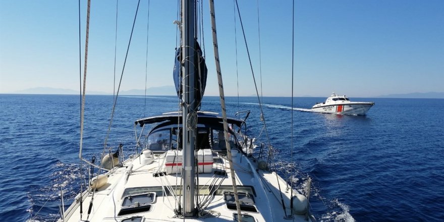 İzmir'de yelkenli tekneyle yurt dışına geçmeye çalışan 73 sığınmacı yakalandı