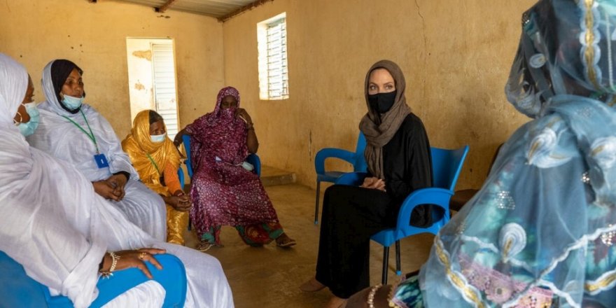 Angelina Jolie, Burkina Faso'daki bir mülteci kampını ziyaret etti