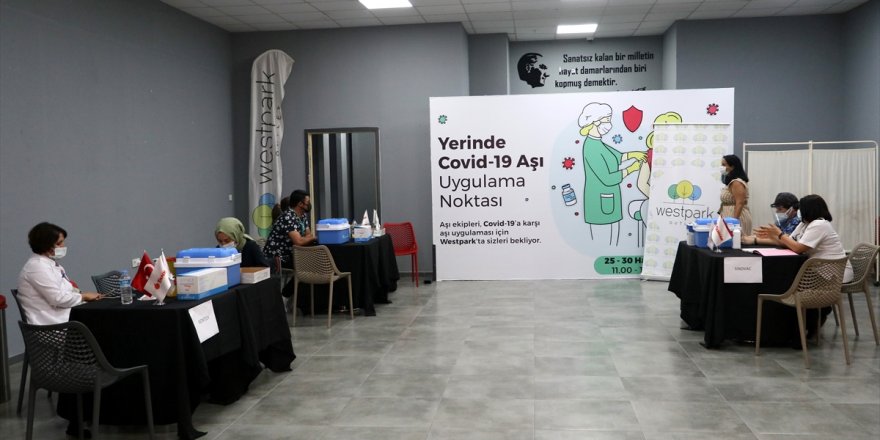 İzmir'de alışveriş merkezinde aşı yapılmaya başlandı