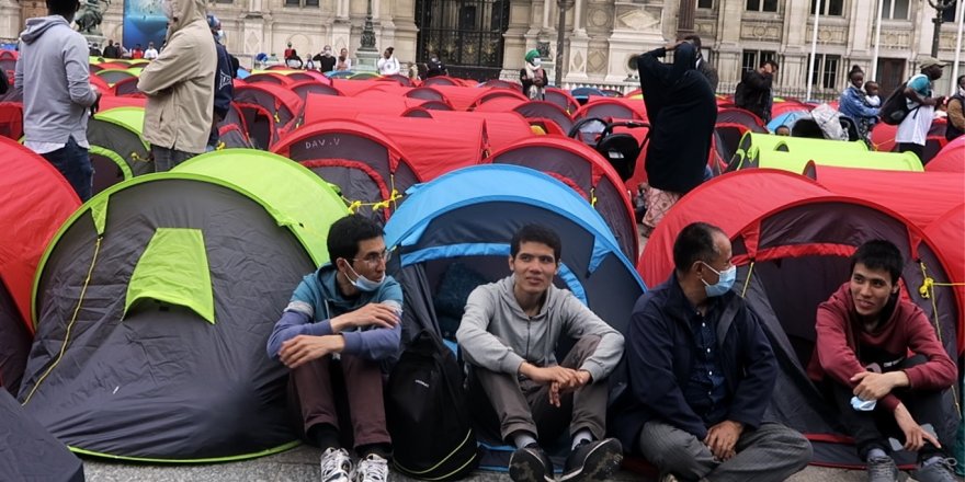 Yüzlerce düzensiz göçmen, Paris’in ortasına çadır kurdu