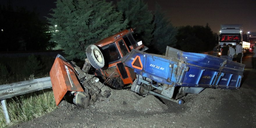 Uşak'ta tırın traktöre çarpması sonucu 1 kişi yaralandı