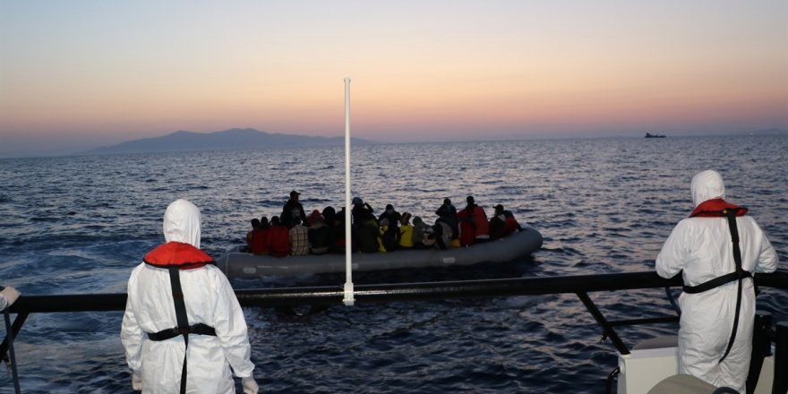 İzmir açıklarında Türk kara sularına itilen 32 sığınmacı kurtarıldı