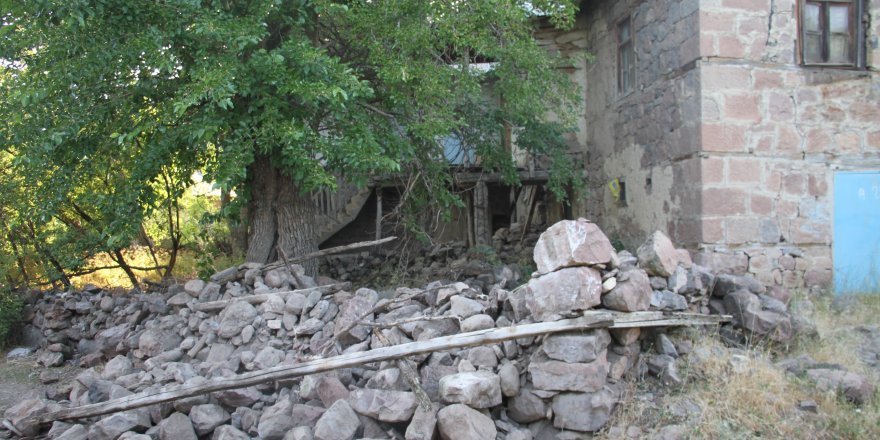 Elazığ'da deprem izleri gün ağarınca ortaya çıktı