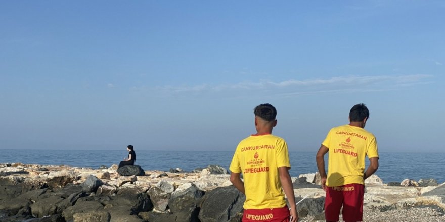 Karaburun’da serinlemek için denize giren çocuk ölümden döndü