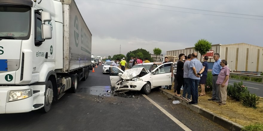 İzmir’de otomobil iş makinesine çarptı: 1 ölü, 1 yaralı