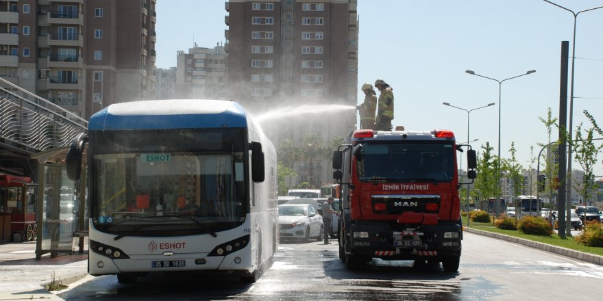 İzmir'de elektrikli otobüs alev alev yandı