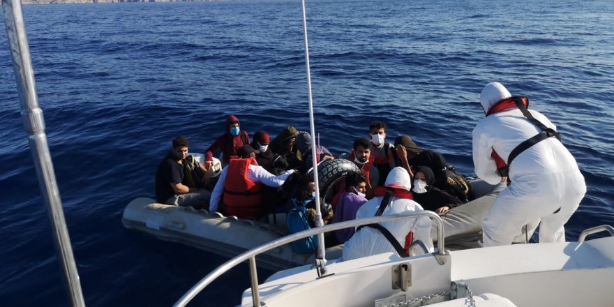 Marmaris açıklarında lastik bottaki 13 düzensiz göçmen kurtarıldı