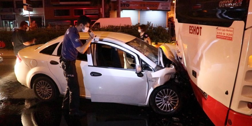 İzmir'de otomobilin belediye otobüsüne çarpması sonucu 4 kişi yaralandı