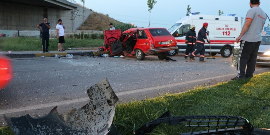 Manisa'da iki otomobilin çarpıştığı kazada 3'ü çocuk 6 kişi yaralandı