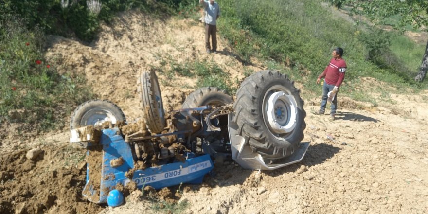 Kütahya'da devrilen traktörün altında kalan sürücü öldü