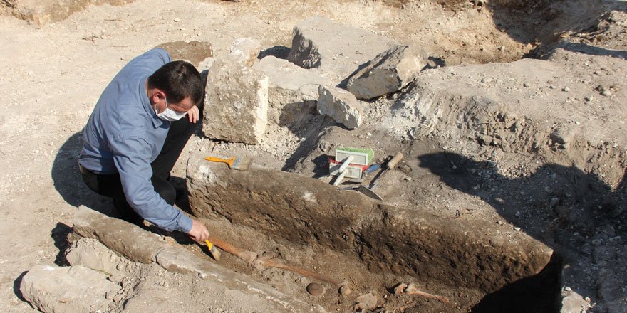 Roma çeşmesinin yanında bin yıllık iskelet bulundu