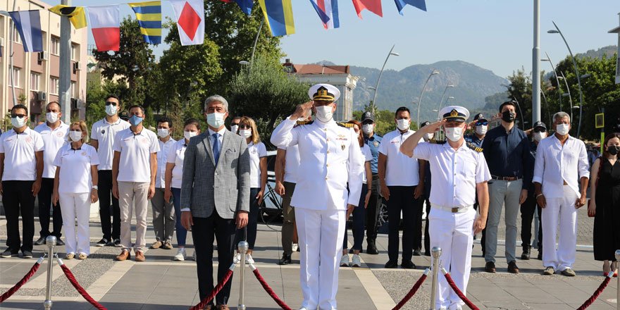 Marmaris'te deniz şehitleri anısına denize çelenk bırakıldı