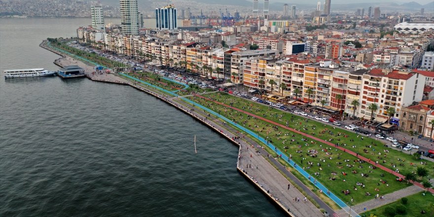 İzmir'de vatandaşlar akşam üstü Kordonboyu’na akın etti