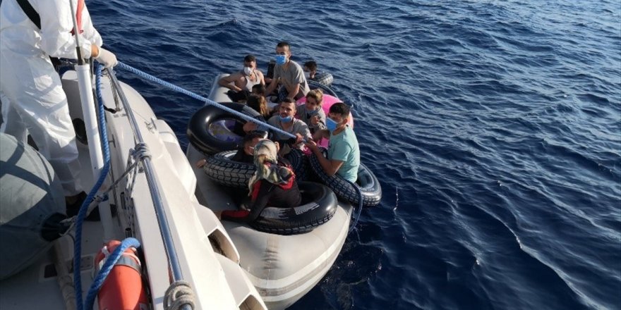 Muğla açıklarında lastik botla sürüklenen 14 düzensiz göçmen kurtarıldı