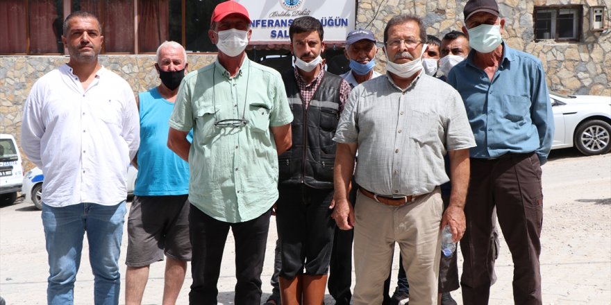 Dikili'de bir grup, belediyenin düzenlediği arsa satış ihalesine tepki gösterdi