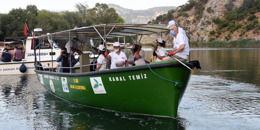 “Kanal Temiz” teknesi Dalyan'da temizliğe başladı