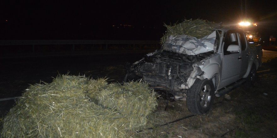 Afyonkarahisar'da kamyonet balya yüklü römorka çarptı: 4 yaralı