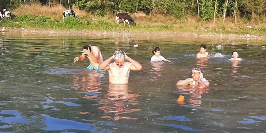 Su kesintilerini protesto için derede banyo yaptılar