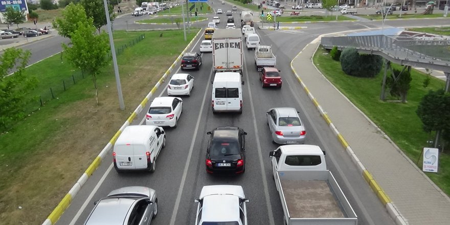 Kuzey Ege'de yollarda tatil yoğunluğu