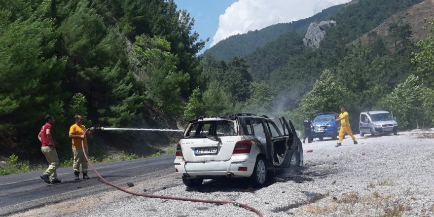 Ormanlık alanda çıkan araç yangını korkuttu