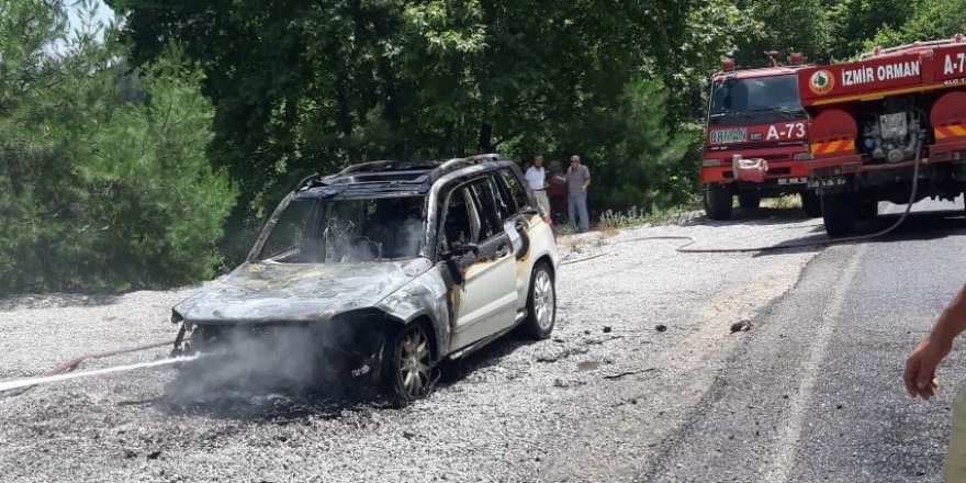 Ormanlık alanda çıkan araç yangını korkuttu