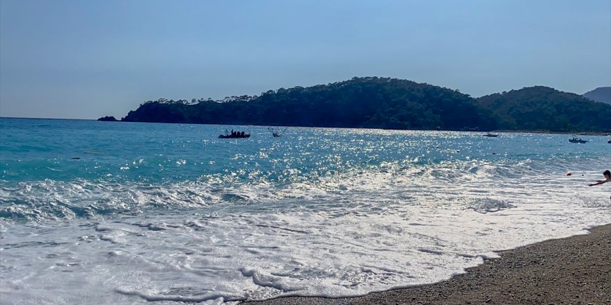 Fethiye'de içinde 38 kişinin bulunduğu tur teknesinin batması sonucu 3 kişi yaralandı