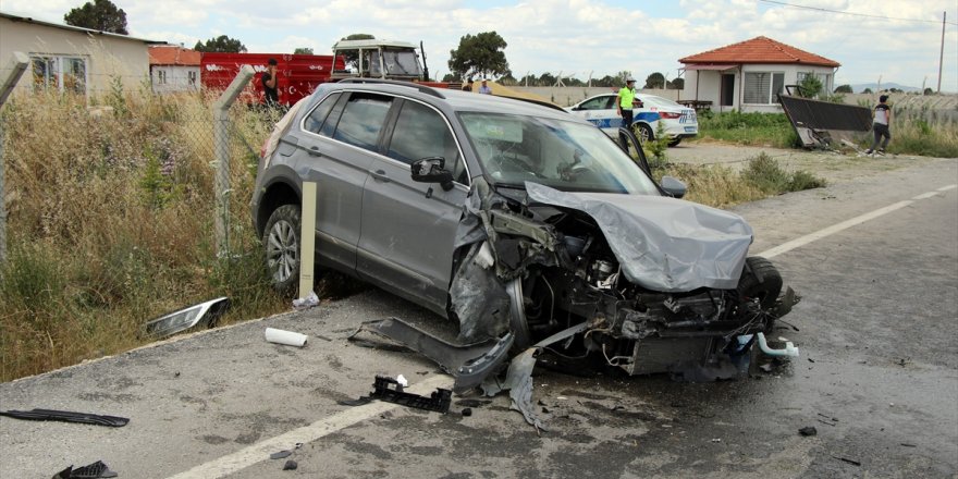 Uşak'ta çiftlik kapısına çarparak devrilen otomobildeki 4 kişi yaralandı