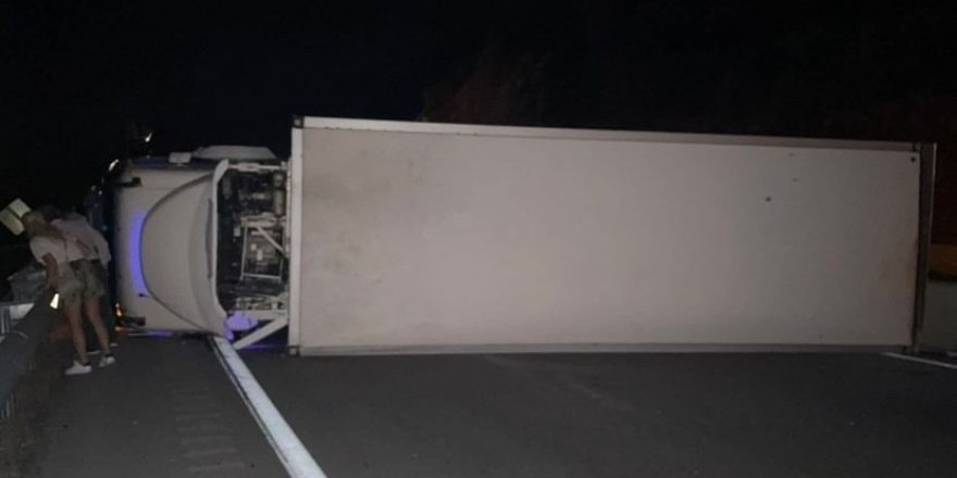 Freni boşalan kamyonun sürücüsü, araç konvoyunu görünce kamyonunu yan yatırdı