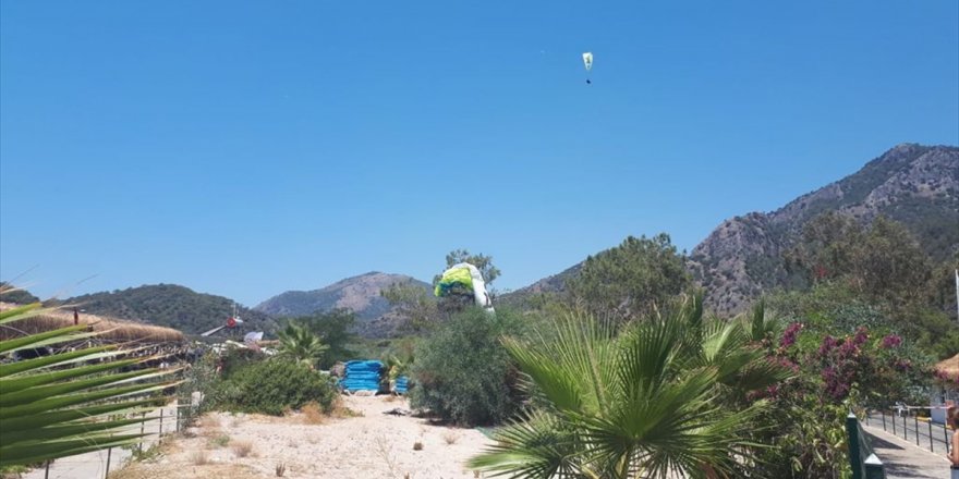 Fethiye'de yamaç paraşütü ağaca dolandığı için mahsur kalan pilot ile birlikte uçtuğu kişi kurtarıldı