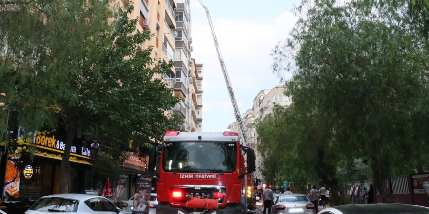 İzmir'de bir apartmanda çıkan yangın sırasında asansörde mahsur kalan kişiyi itfaiye kurtardı