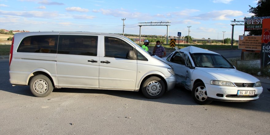 Uşak'ta otomobille minibüs çarpıştı: 8 yaralı