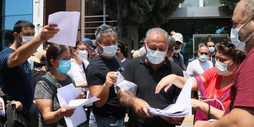 İzmir'de depremzedeler basın açıklaması yaptı