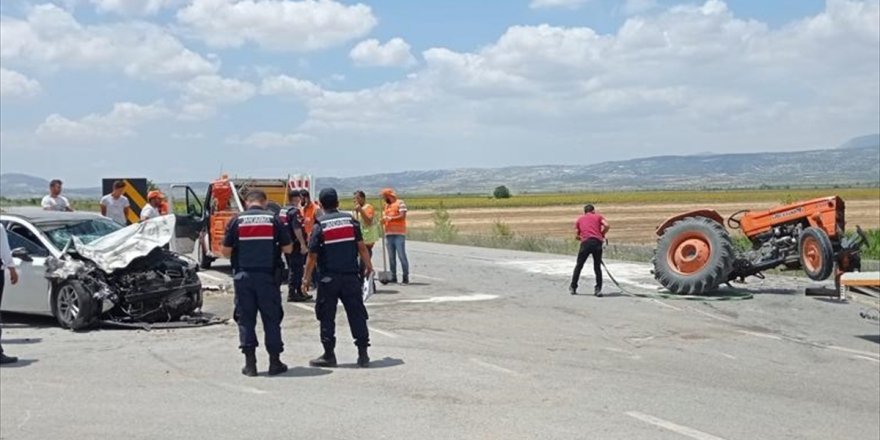 Denizli'de otomobil ile traktör çarpıştı: 6 yaralı