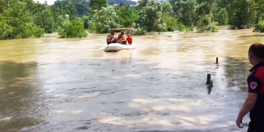  Selde mahsur kalan 4 kişiyi itfaiye kurtardı