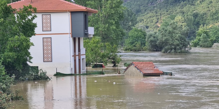 Baraj kapakları açıldı, evler sular altında kaldı