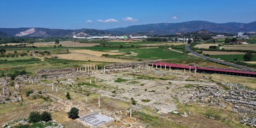 Magnesia Antik Kenti'ndeki kazılarda hedef toprak altındaki Zeus tapınağı