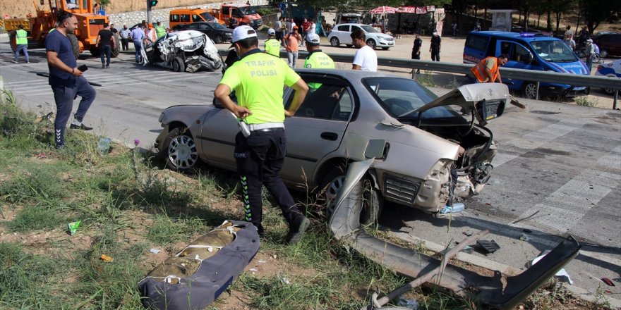 Uşak'ta 8 aracın karıştığı zincirleme trafik kazasında 8 kişi yaralandı