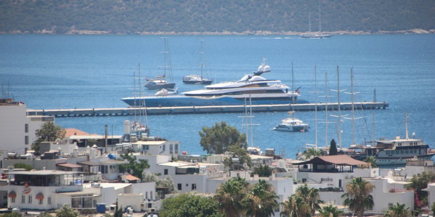 Lüks yatlar Bodrum’a gelmeye başladı