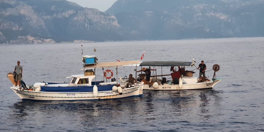 Fethiye açıklarında sürüklenen 2 balıkçı teknesi kurtarıldı