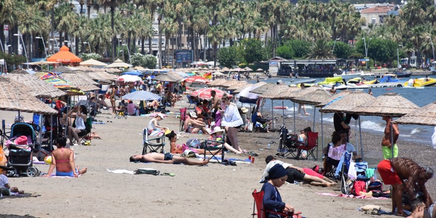 Muğla'nın turistik ilçelerindeki sahillerde sıcak hava nedeniyle yoğunluk yaşandı