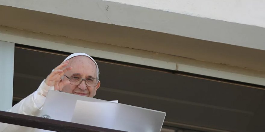 Papa Francis ameliyattan sonra ilk kez kameralar karşısında