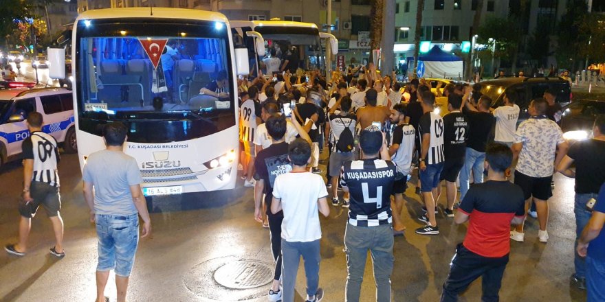 Kuşadası 3. Ligi Nazilli Belediyespor taraftarları ile kutladı