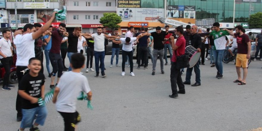 Iğdır’da taraftarlar şampiyonluğu halay çekerek kutladı