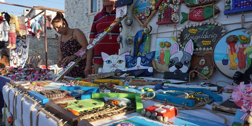 Foça'da üretici kadınlar, el emeği ürünleriyle aile bütçesine katkı sağlıyor